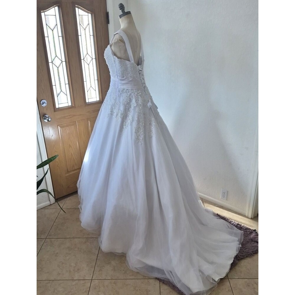 Wedding Gown with Sweetheart Neckline Voluminous Skirt with A Train Sz Large